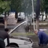 Өскемендегі сұмдық: Су астында қалған көліктен өрт шықты