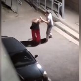 Атыраудағы сұмдық жағдай: «Нұрсаяда» ер адам әйелді аяусыз соққыға жықты