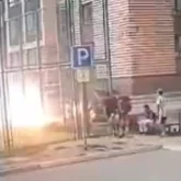 Астанада ойнап жүрген бала тоққа түсті (ВИДЕО)