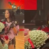 «Say Mo, маған тұрмысқа шықшы»: әншіге ер адам жұрт алдында тізерлеп, ұсыныс жасады (ВИДЕО)