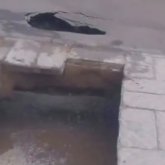 Павлодарда тротуар опырылып, ер адам ыстық суға түсіп кетті: тұрғындар әкімдіктен жауап күтеді