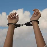 Алматыдан Ақтауға барып, есірткі таратпақ болған 20 жастағы бойжеткен сотталып кетті