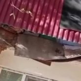 Атырауда балкон опырылып түсті: тұрғындар келесі бөлігі адам үстіне құлай ма деп қорқады
