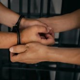 «Өзімді қорғадым»: Оралда танысын 10 рет пышақтаған ер адам ақталмақ болды