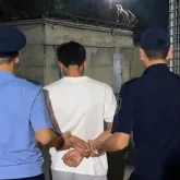 Шымкентте ер адам әйелін балаларының көзінше аяусыз ұрып-соққан (ВИДЕО)
