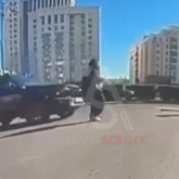Астананың қақ ортасында жеңіл көлік әйел адамды қағып, артынша қашып кетті (ВИДЕО)