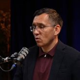 «Ескі адамдардың біразы кетті»: Жанат Момынқұлов Тоқаевтың билік жылдары туралы айтты (ВИДЕО)