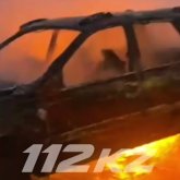 Астанада автотұрақта тұрған бес көлік түгі қалмай жанып кетті (ВИДЕО)