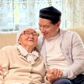 «Неге бұдан да көбірек қасында болмадым»: Сәкен Майғазиев марқұм анасын еске алды