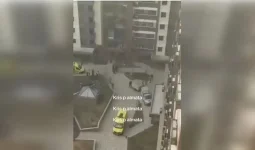 Алматыда 11-қабаттан құлаған адам тіл тартпай кетті (ВИДЕО)