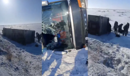 Абай облысында 50 жұмысшы мінген автобус аударылып кетті (ВИДЕО)