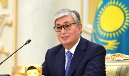 Тоқаев Михаил Шайдоровты II дәрежелі «Барыс» орденімен марапаттайды