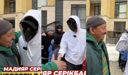 «Ал, халайық, сүйінші!»: Мадияр Серікбай «маскадағы жігіттің» кім етін жария етті (ВИДЕО)