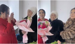 «Құдайдан тілеп алған қызыңа»: Димаштың әжесі Қарақат Әбілдинаның қызына сыйлық тарту етті (ВИДЕО)