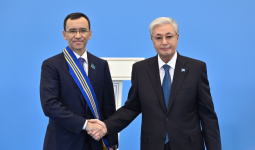 Тоқаев ел дамуына үлес қосқан бір топ азаматқа мемлекеттік наградалар табыстады