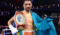 «Айдан анық»: танымал промоутер Жәнібек Әлімханұлының белбеуін тартып алуды ұсынды