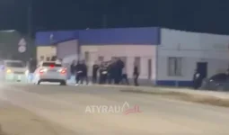 Атырау облысында бір топ жігіт полицейлерді соққыға жыққан (ВИДЕО)