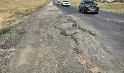 Екі айға шыдамаған асфальт: Түркістан облысында жаңа жол қайта бүлінді