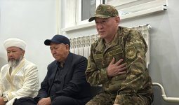«Кешіріңіздер, қорғай алмадық»: Қорғаныс министрі қаза тапқан сарбаздар отбасыларының алдында тізерлеп отырды (ВИДЕО)