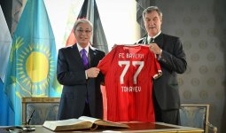 Қасым-Жомарт Тоқаевқа мюнхендік «Бавария» жейдесі сыйға тартылды