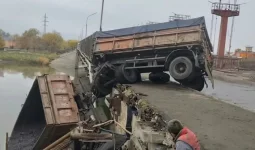 Петропавлда жүк көлігі көпірден құлап кетті