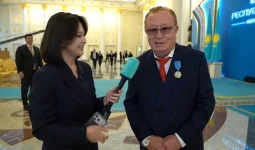 «Немереме келін іздеп жүрмін»: Алтынбек Қоразбаев журналист қызға «құда түсті» (ВИДЕО)