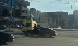 Өскеменде жеңіл көлік пен жедел жәрдем бетпе-бет соқтығысты (ВИДЕО)