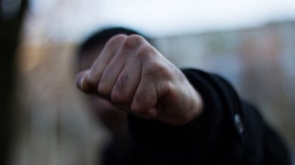 Полицейлер Қостанайдағы базар маңында әйелді сабап қашып кеткен ер адамды іздеп жатыр