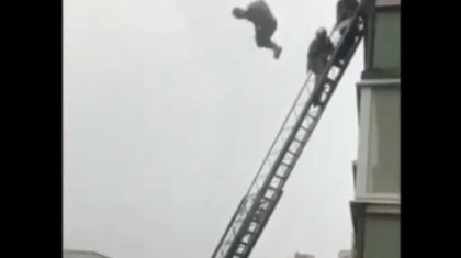 Ер адам құтқарушылардың көз алдында өртеніп жатқан үйдің балконынан секіріп кетті (ВИДЕО)
