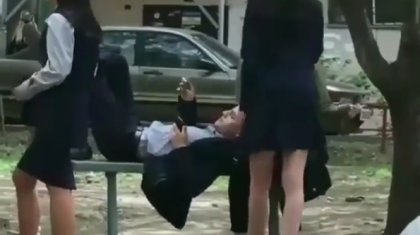 Шылым шеккен оқушы қыздар ұятқа қалды (ВИДЕО)