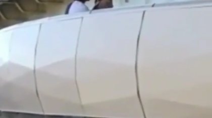 Астананың жаңа көпірінде бір-бірімен сүйісіп тұрған қыздар видеоға түсіп қалды (ВИДЕО)