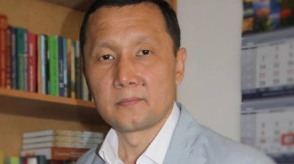 «Бұлар қашанғы басына береді»: Танымал заңгер Астанадағы қытайша жазуларға ашуланды (ВИДЕО)