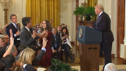 Трампқа бірнеше сұрақ қойғаннан кейін аккредитациясынан айрылып қалған журналист сотта жеңіп шықты