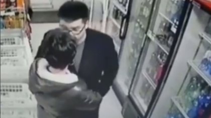 Мас ер адам дүкен сатушысын бір ұрып жерге құлатты (ВИДЕО)