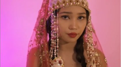 Шешініп әшекей таққан қыз «кешірім сұра» дегендерге ортаңғы саусағын көрсетті (ВИДЕО)