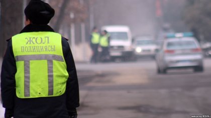 Алматы – Талдықорған тасжолында көлік жүргізуші полицейден фоторадарды алып тастауды талап етті (ВИДЕО)