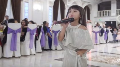 Шымкентте тойда ән сап жүрген 6 жасар Инабаттың анасына заңгерлер ескерту жасады