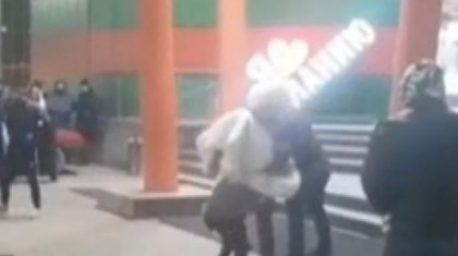 Қызын көтеріп ап алып қашқан күйеу бала сүйіктісін көлікке жеткенше 2 рет құлатып алды (ВИДЕО)