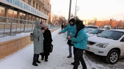 Горячим чаем и баурсаками согревают замерзших жителей столицы