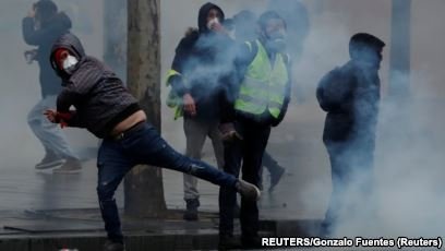 Франция полициясы "сары жилеттілерге" газ шашты