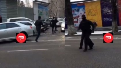 Алматыда полиция қызметкері пышақталды (ВИДЕО)