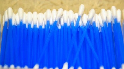 Құлағын мақталы таяқшамен тазалаған ер адам ауруханадан бірақ шықты