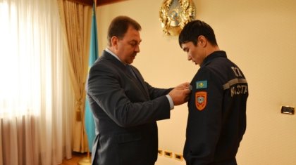 Өзін өлтірмек болған әйелді аман алып қалған құтқарушы марапатталды