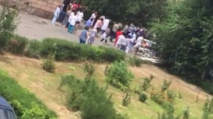 Сорқұдық: Шелекте құдыққа түсіп қаза тапқан екі сантехниктің жақындары басшылықты кінәлайды