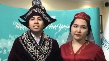 Астанадағы түрік оқытушысы ұлттық шапанмен қазақ тілінде көпшілікті наурыз мерекесімен құттықтады (ВИДЕО)