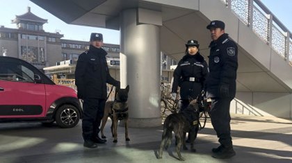 Пышақ ұстаған ер адам бастауыш мектеп оқушыларына шабуыл жасады