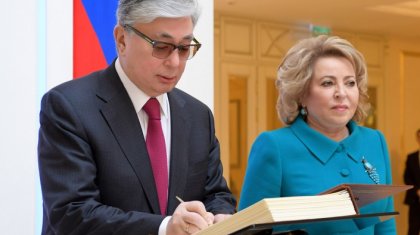 «Тоқаевтың екінші әйелі жоқ»: Дәурен Абаев президенттің «неке сақинасына» қатысты түсініктеме берді