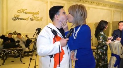 Жеңіс Ысқақова сұxбат беріп тұрып журналиспен сүйісті (ВИДЕО)