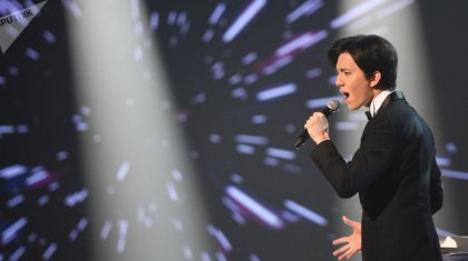 Димаш Құдайберген өзін 10 сағат бойы жаңбыр астында күткен жанкүйерлеріне алғыс айтты (ВИДЕО)