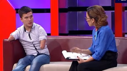 Екі қолы мен бір аяғы жоқ жігіт өзін тастап кеткен анасымен кездесті (ВИДЕО)